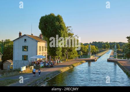 Briare (Nordmittelfrankreich): Das Briare Aquädukt auf der anderen Seite der Loire, Canal Lateral a la Loire. Touristen und Cafeterrassen Stockfoto