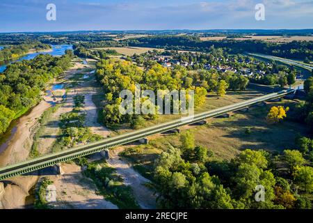 Briare (Nordmittelfrankreich): Luftaufnahme des Briare Aquädukt über die Loire. Es verbindet die Städte Briare und Saint Firmin sur Loire i Stockfoto