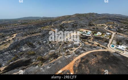 Gennadi, Griechenland. 27. Juli 2023. Luftfotos aus dem Dorf Gennadi zeigen die Spuren des Feuers. Aber sie zeigen auch das Ergebnis der Brandbekämpfung durch Feuerwehrleute und Freiwillige, die Häuser haben wenig Schaden erlitten. Auf der Ferieninsel Rhodos ist die Lage viel besser als in den vergangenen Tagen, ein Sprecher der griechischen Feuerwehr erzählte es am Donnerstag im griechischen Staatsfernsehen. Kredit: Christoph Reichwein/dpa/Alamy Live News Stockfoto