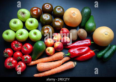 Frisches Obst und Gemüse der Saison auf dunklem Hintergrund. Gesundes Essen. Draufsicht Stockfoto