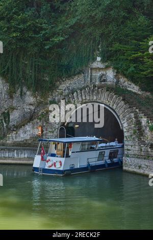 Thoraise (Zentralöstfrankreich): Der 185m m lange Kanaltunnel von Thoraise, der zwischen 1803 und 1810 am Rhone-au-Rhin-Kanal gebaut wurde Stockfoto