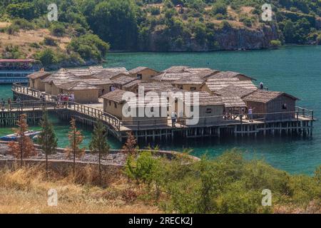 OHRID, NORDMAZEDONIEN - 8. AUGUST 2019: Bay of Bones, prähistorisches Pfahlleben, Nachbildung einer Bronzezeit-Siedlung am Ohridsee, Nordmazedonien Stockfoto