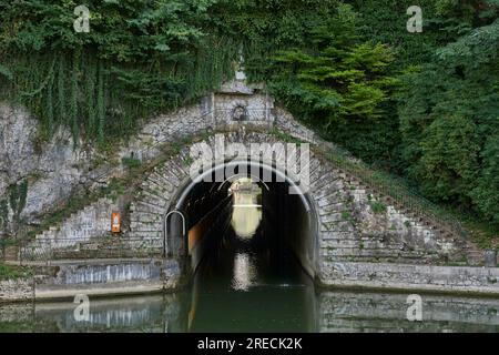 Thoraise (Zentralöstfrankreich): Der 185m m lange Kanaltunnel von Thoraise, der zwischen 1803 und 1810 am Rhone-au-Rhin-Kanal gebaut wurde Stockfoto