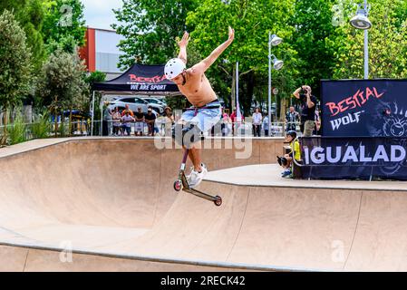 Igualada, Barcelona; 16. Juli 2023: Katalonische Meisterschaft der Scooter Street, Park Junior and About, im Skate Park von Igualada Stockfoto