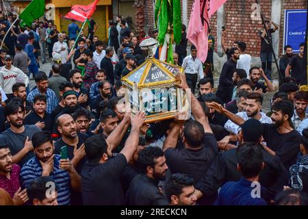 Srinagar, Indien. 27. Juli 2023. Schiitische Moslems aus Kaschmir führen vor Ashura am achten Muharram-Tag Rituale durch. Nach mehr als drei Jahrzehnten erlaubten die Behörden der 8. Muharram-Prozession, am Donnerstag in der Hauptstadt Kaschmir, Srinagar, die traditionelle Route zu passieren. Die 8. Und 10. Muharram-Prozessionen wurden 1989 nach dem Ausbruch der Militanz in Jammu und Kaschmir wegen der Festnahme von Recht und Ordnung verboten. Kredit: SOPA Images Limited/Alamy Live News Stockfoto