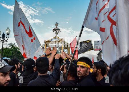 Srinagar, Indien. 27. Juli 2023. Schiitische Moslems aus Kaschmir führen vor Ashura am achten Muharram-Tag Rituale durch. Nach mehr als drei Jahrzehnten erlaubten die Behörden der 8. Muharram-Prozession, am Donnerstag in der Hauptstadt Kaschmir, Srinagar, die traditionelle Route zu passieren. Die 8. Und 10. Muharram-Prozessionen wurden 1989 nach dem Ausbruch der Militanz in Jammu und Kaschmir wegen der Festnahme von Recht und Ordnung verboten. Kredit: SOPA Images Limited/Alamy Live News Stockfoto