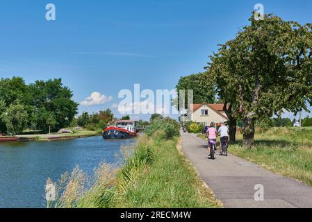 Dannemarie (Nordostfrankreich): Radfahrer am Ufer des Rhone-au-Rhin-Kanals und Leihschiff auf dem Kanal Stockfoto