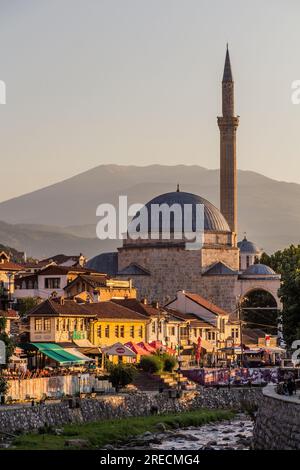 PRIZREN, KOSOVO - 11. AUGUST 2019: Sinan-Pascha-Moschee in der Altstadt von Prizren, Kosovo Stockfoto