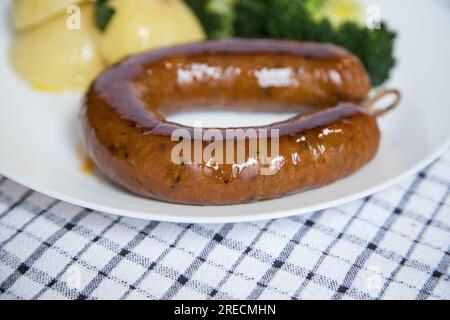 Alheira, ein typisches Gericht der portugiesischen Gastronomie aus Schweinefleisch mit Brokkoli und gekochten Kartoffeln, die mit Olivenöl getränkt werden. Typisches Essen und vieles mehr Stockfoto