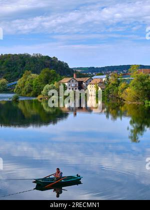 Beaume-les-Dames (Nordostfrankreich): Angler in einem Boot auf dem Doubs, Canal du Rhone au Rhin (Rhein-Rhein-Kanal) Stockfoto