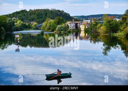 Beaume-les-Dames (Nordostfrankreich): Angler in einem Boot auf dem Doubs, Canal du Rhone au Rhin (Rhein-Rhein-Kanal) Stockfoto