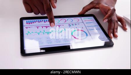 African American Data Analyst mit Data Analytics KPI Dashboard Stockfoto