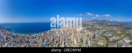 Extrem weitwinkliges Panoramafoto der Stadt Benidorm in Spanien mit einem Panoramablick auf die Drohne auf ganz Benidorm und das Hochhaus Stockfoto