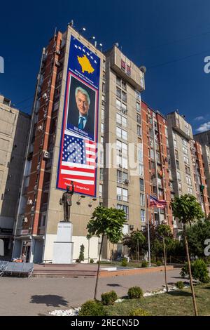 PRISTINA, KOSOVO - 13. AUGUST 2019: Poster Bill Clinton Boulevard in Pristina, Kosovo Stockfoto