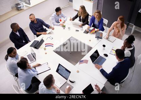 Politikertreffen Und Gruppendiskussion Mit Flaggen. Politische Konferenz Stockfoto