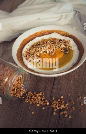 Geröstete Kaschu-Nüsse mit Granulat. Garnieren für Rezepte. Unscharfer Hintergrund. Köstliche und gesunde Smoothie-Schüssel in einer intimen und raffinierten Umgebung. Stockfoto