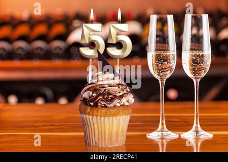 Cupcake Mit Nummer Für Geburtstags- Oder Jubiläumsfeier; Nummer 55. Stockfoto