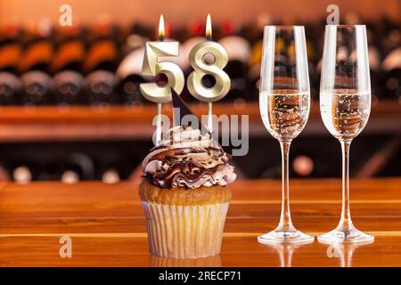 Cupcake Mit Nummer Für Geburtstags- Oder Jubiläumsfeier; Nummer 58. Stockfoto