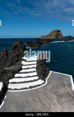 Die natürlichen Lava-Swimmingpools in Porto Moniz sind ein großer Anziehungspunkt für Besucher der portugiesischen Insel Madeira. Stockfoto