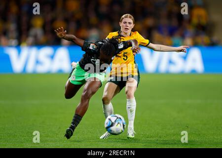 Brisbane, Australien. 27. Juli 2023. Brisbane, Australien, Juli 27. 2023: Michelle Alozie (22 Nigeria) und Cortnee Vine (5 Australien) kämpfen während des Fußballspiels der FIFA Womens World Cup 2023 Group B zwischen Australien und Nigeria im Brisbane Stadium in Brisbane, Australien, um Besitz. (James Whitehead/SPP) Kredit: SPP Sport Press Photo. Alamy Live News Stockfoto