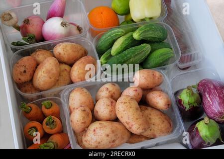 Verschiedene Gemüsesorten in Behältern im Kühlschrank. Produkte zum Kochen. Draufsicht. Stockfoto