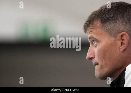 Der Cheftrainer der Union Alexander Blessin wurde auf einer Pressekonferenz der belgischen Fußballmannschaft Royale Union Saint-Gilloise in der ersten Liga vor dem ersten Spiel der Saison 2023-2024, das auch das Eröffnungsspiel der belgischen Meisterschaft ist, am Donnerstag, den 27. Juli 2023 in Lier, vorgestellt. BELGA FOTO KRISTOF VAN ACCOM Stockfoto