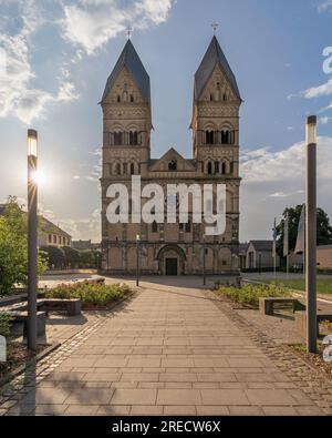 ANDERNACH, DEUTSCHLAND - 8. JULI 2023: Gemeindekirche Maria Himmelfahrt am frühen Morgen am 8. Juli 2023 in Andernach Stockfoto