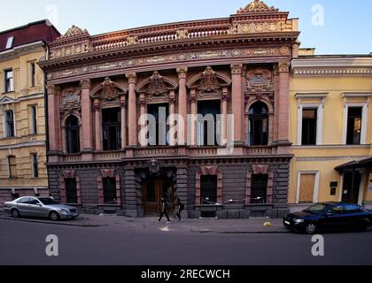 Fassade des Hauses der Wissenschaftler. Nach dem russischen Raketenanschlag auf Odessa Ukraine brachen Fenster ein und beschädigten das Gebäude Stockfoto