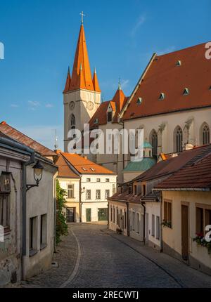 Malerische Straße in Znojmo mit Blick auf die Nikolaikirche Stockfoto