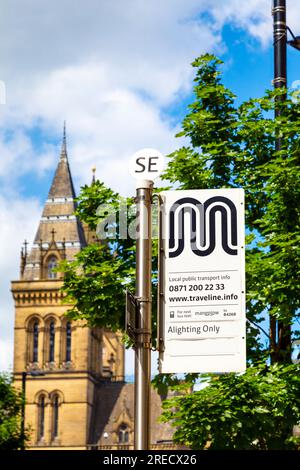 Bushaltestelle auf der Princess Street mit Manchester Town Hall im Hintergrund, Manchester, England, Großbritannien Stockfoto