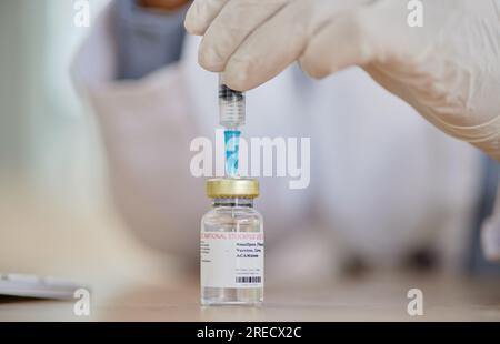 Pockenimpfstoff, Fläschchen und Hände des Arztes für Sicherheit, Gesundheit oder Medizin im Krankenhaus. Nahaufnahme, Pflege und Vorbereitung der Impfung, Virusinjektion und Stockfoto