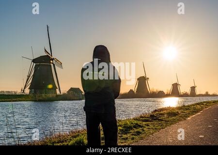 Am frühen Morgen genießen Sie den Sonnenaufgang in den berühmten Windmühlen von Kinderdijk. Eines der UNESCO-Weltkulturerbestätten der Niederlande. Stockfoto