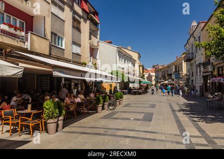 BITOLA, NORDMAZEDONIEN - 7. AUGUST 2019: Fußgängerzone Shirok Sokak Street in Bitola, Nordmazedonien Stockfoto