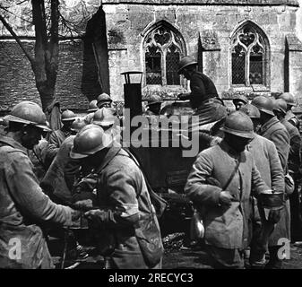 Premiere Guerre Mondiale, vie quotidienne des poilus, Distribution de la soupe aux soldats de l'Armee Francaise a Craonne. Fotografie, 1914-1918, Paris. Stockfoto