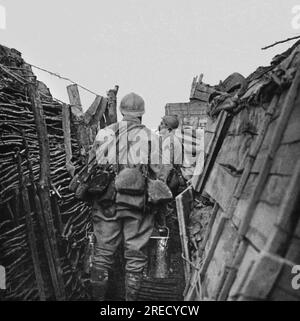 Premiere Guerre Mondiale, vie quotidienne des Soldats de l'Armee Francaise dans les tranchees. UN soldat de corvee d'Eau passe dans une tranchee avec des gourdes dans le dos. Fotografie, 1914-1918, Paris. Stockfoto