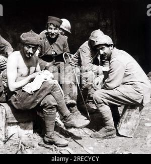 Premiere Guerre Mondiale, vie quotidienne Les Soldats francais, epouillage collectif. Illustr., 1914-1918, Paris. Stockfoto