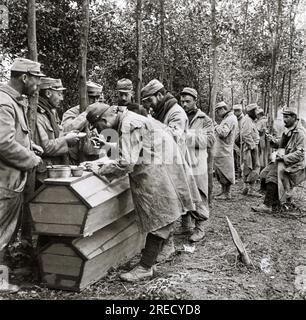 Premiere Guerre Mondiale, vie quotidienne des Soldats de l'Armee Francaise, dejeunant sur des cercueils servant de table a Carency dans le Pas-de-Calais. Fotografie, 1914-1918, Paris. Stockfoto