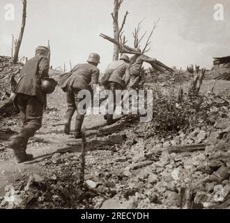 Premiere Guerre Mondiale, soldats brancardiers sur les Champs-de-Bataille eine Douaumont Pres de Verdun. Illustr., 1914-1918, Paris. Stockfoto