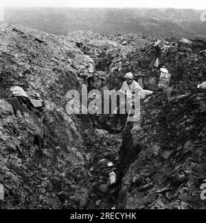 Premiere Guerre Mondiale, vie quotidienne Les Soldats Allemands dans les tranchees, Soldat lisant. Illustr., 1914-1918, Paris. Stockfoto