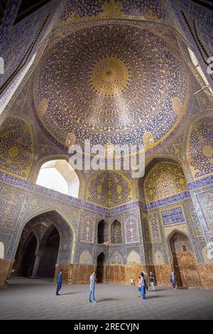 Menschen spazieren durch die Hauptkuppel der Shah-Moschee, die zum UNESCO-Weltkulturerbe gehört, in Isfahan, Iran Stockfoto