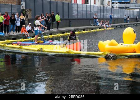 Paddington Basin, London, Großbritannien. 27. Juli 2023 Rubber Duck Race sammelt lebenswichtige Spenden für KOSMISCHE Wohltätigkeitsorganisationen, unterstützt Kinder und Neugeborenen-Intensivstationen im St. Mary's & Queen Charlotte's Hospital. Kredit: Matthew Chattle/Alamy Live News Stockfoto