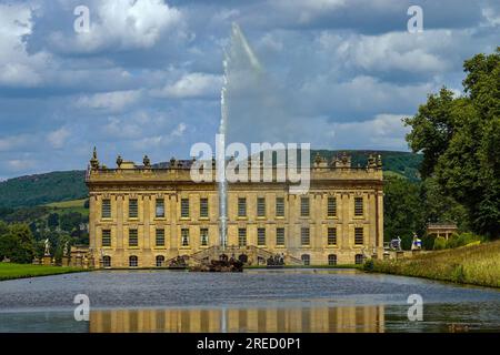 Der Emperor Lake und der Emperor Fountain am Chatsworth House and Gardens, ein bekanntes historisches Haus im Peak District, Derbyshire Stockfoto