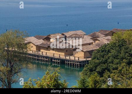 Bay of Bones, prähistorische Halslandschaft, Nachbildung einer Siedlung aus der Bronzezeit am Ohrid-See in Nordmazedonien Stockfoto