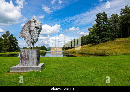 Skulpturen mit Pferdekopf im Chatsworth House and Gardens, einem bekannten historischen Haus, das im Peak District, Derbyshire, als Herrensitz gilt Stockfoto