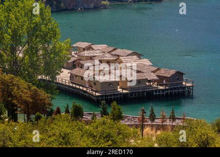 Bay of Bones, prähistorische Halslandschaft, Nachbildung einer Siedlung aus der Bronzezeit am Ohrid-See in Nordmazedonien Stockfoto