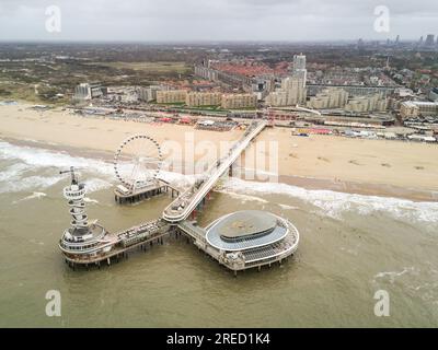 Luftaufnahmen am Pier von Scheveningen mit dem Haag im Hintergrund. Stockfoto