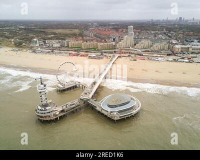 Luftaufnahmen am Pier von Scheveningen mit dem Haag im Hintergrund. Stockfoto