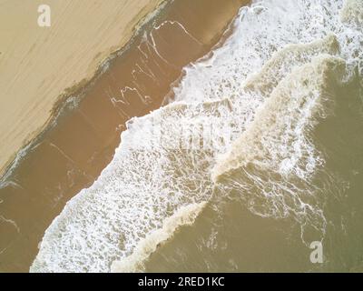 Während eines Treffens mit einem Kunden am Strand von Scheveningen nahm ich meinen DJI und flog schnell entlang der Küste. Stockfoto