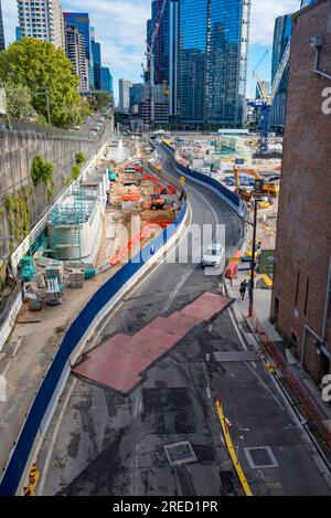 Februar 2023: Blick nach Süden entlang der Dixon Rd, Barangaroo North - Millers Point, an den frühen Baustellen der neuen Barangaroo Metro Railway Station Stockfoto