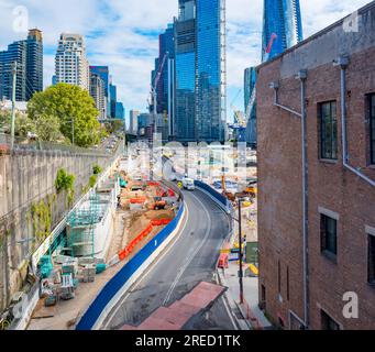 Februar 2023: Blick nach Süden entlang der Dixon Rd, Barangaroo North - Millers Point, an den frühen Baustellen der neuen Barangaroo Metro Railway Station Stockfoto